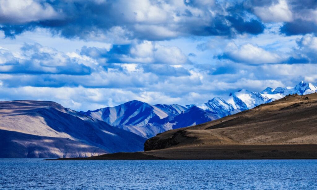 Scenic view of Flagstaff, Arizona with forests and mountain backdrops.