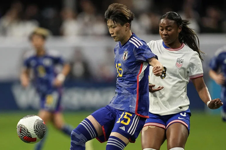 Women's soccer tournament SheBelieves Cup is being held in Atlanta on April 6, 2024. Aoba Fujino (15) of Japan is in charge of the ball in front of Jaedyn Shaw (8) of the United States. It's the first half.

