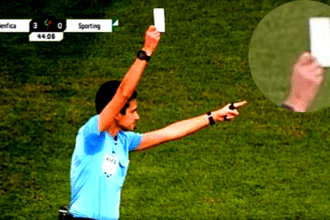 Referee Catarina Campos gave Sporting Lisbon and Benfica a white card during their women's cup match on Saturday.