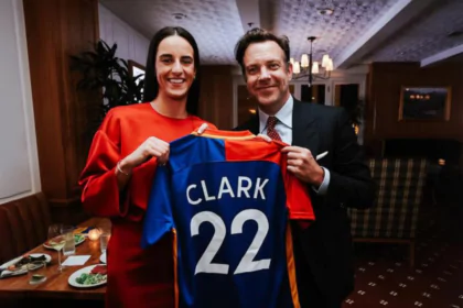 Jason Sudeikis gave Caitlin Clark a personalised AFC Richmond jersey at the Wooden Award.